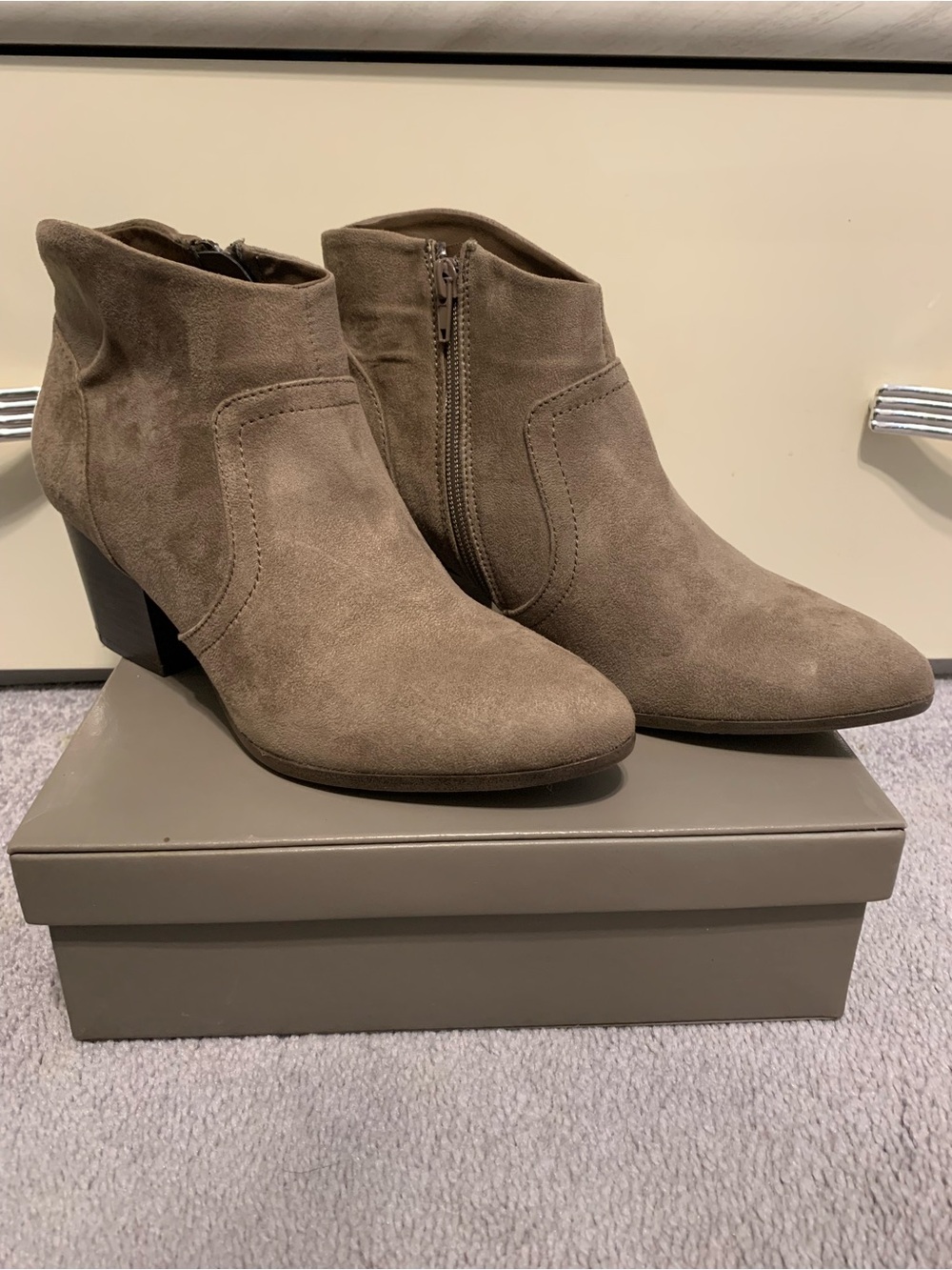 NEW w/o Box XOXO Taupe Brown Suede Ankle Booties Heels with Side Zip Sz 8